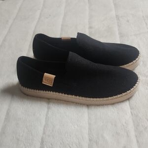 UGG 6.5  Men's Black and Tan Loafers